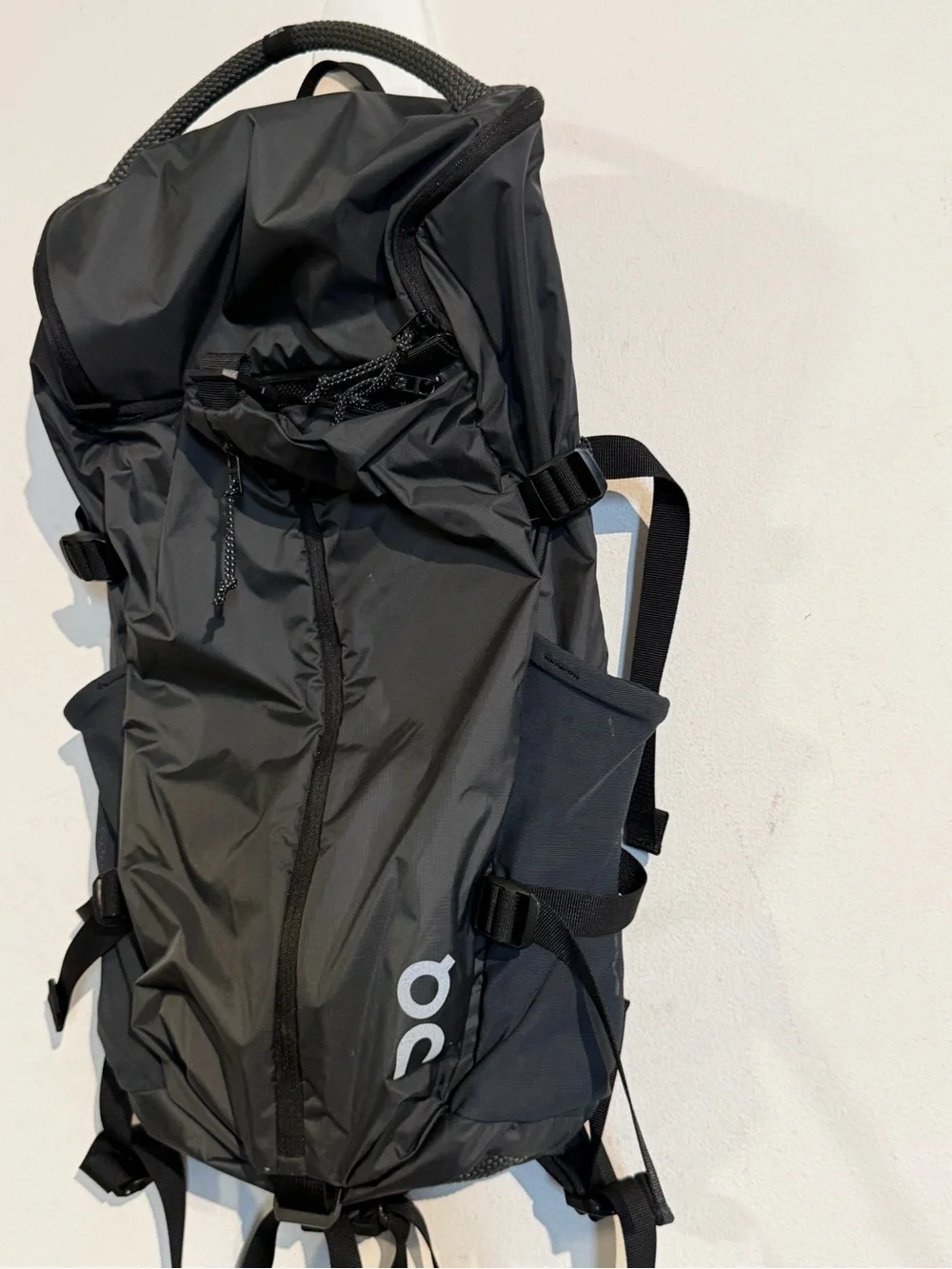 On cloud running  gray Black Men’s Technical Backpack